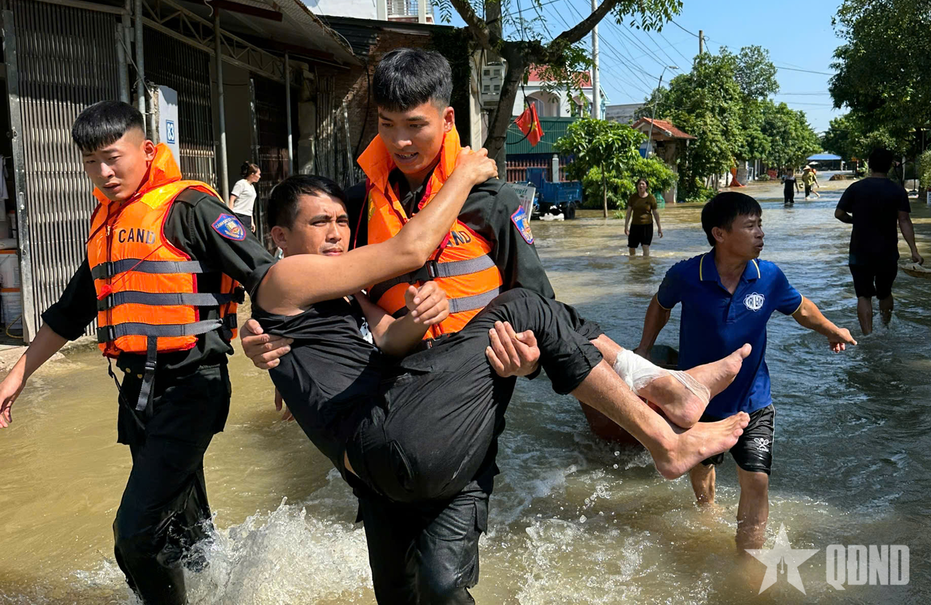 Trung đoàn Cảnh sát Cơ động Thủ đô ra quân hỗ trợ nhân dân khắc phục hậu quả bão số 11